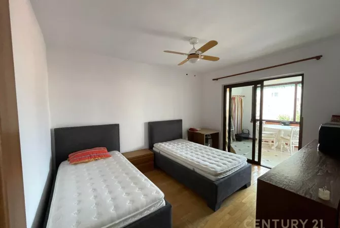 Shtepi me qera Apartament ne Tirane, 2+1, Mobilimi E mobiluar, Pagesa 550  Euro.