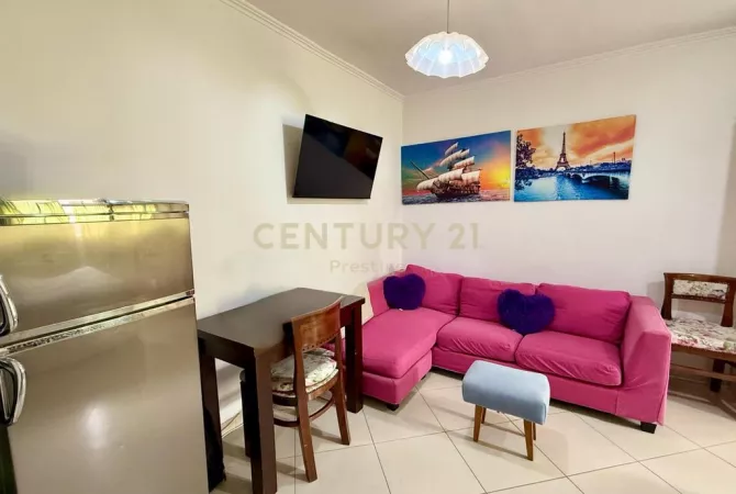 GARSONIERE ME QIRA, PRANE 21-DHJETORIT, TIRANE!