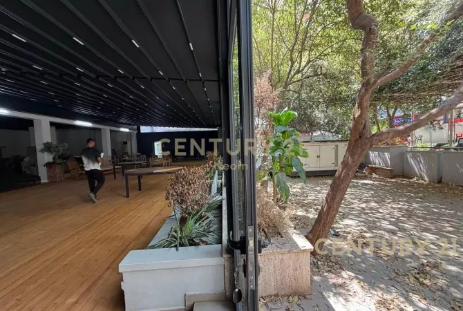 AMBIENT KOMERCIAL PER QIRA - 727 m2, TEK ISH-EKSPOZITA !