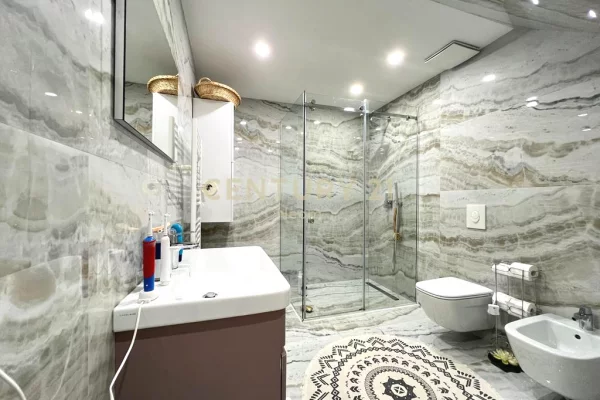 Shtepi me qera Duplex(shtepi me 2 kate) ne Tirane, 2+1, Mobilimi E mobiluar, Pagesa 1,100  Euro.