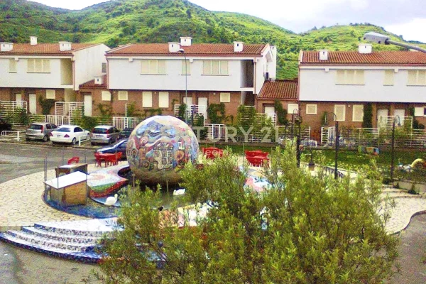 Shtepi me qera Duplex(shtepi me 2 kate) ne Tirane, 2+1, Mobilimi E mobiluar, Pagesa 1,100  Euro.