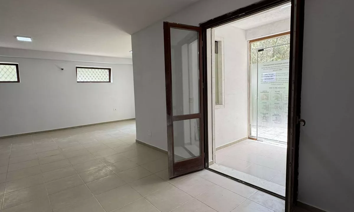 Okazion dyqani, shitet ose nderrohet