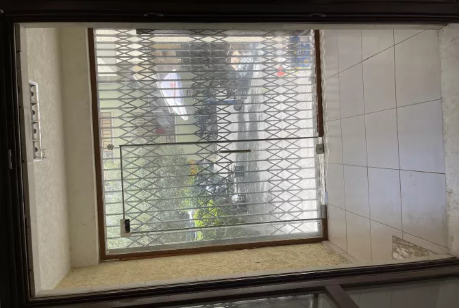 Okazion dyqani, shitet ose nderrohet