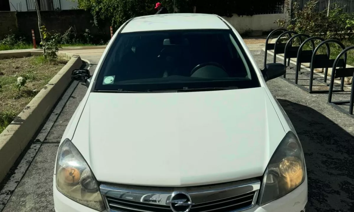 Auto in Vendita a Tirana, Opel, 2012 Diesel,Kambio Manual Pagamento 4,100  Euro.
