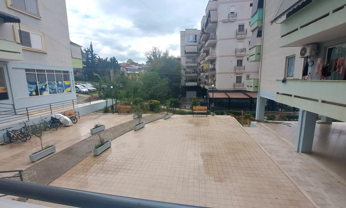 Ambjent biznesi me qera 65 m2