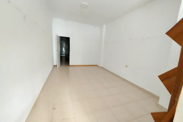 Ambjent biznesi me qera 65 m2