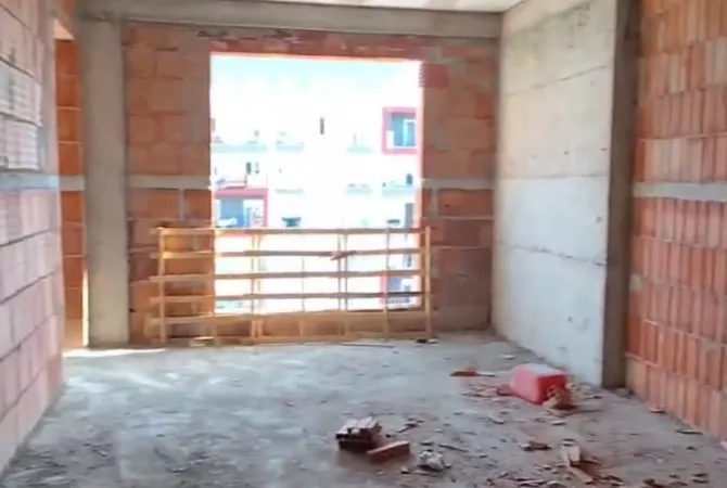 Shtepi ne shitje Apartament ne Tirane, 2+1, Mobilimi Bosh, pa mobiluar, Pagesa 70,000  Euro.