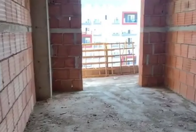 Shtepi ne shitje Apartament ne Tirane, 2+1, Mobilimi Bosh, pa mobiluar, Pagesa 70,000  Euro.