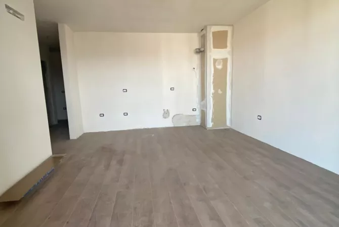 Shtepi ne shitje Apartament ne Tirane, 1+1, Mobilimi Bosh, pa mobiluar, Pagesa 122,500  Euro.