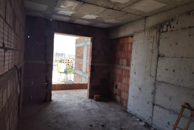 Shtepi ne shitje Apartament ne Tirane, 2+1, Mobilimi Bosh, pa mobiluar, Pagesa 75,000  Euro.