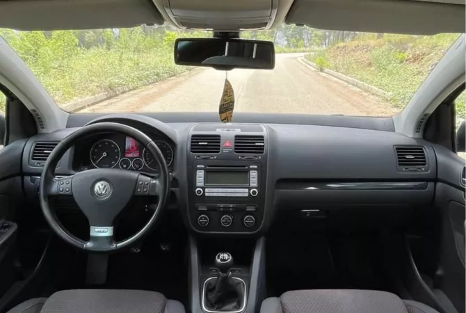 Auto in Vendita a Berat, Volkswagen, 2006 gasoline-gas,Kambio Manual Pagamento 3,800  Euro.