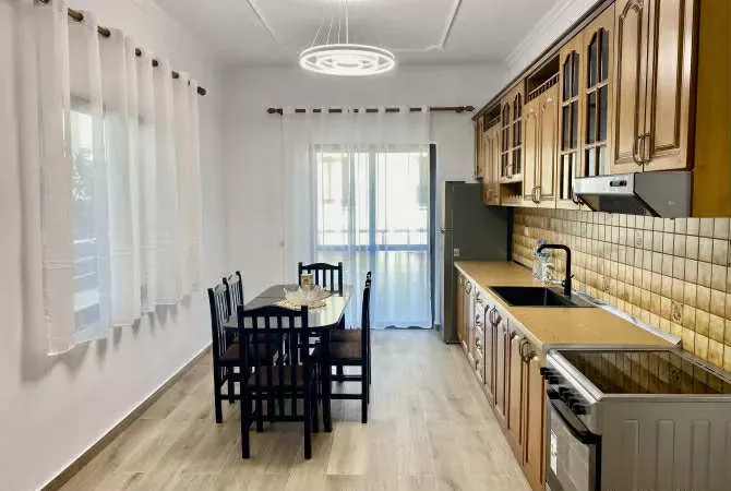 Shtepi me qera Apartament ne Tirane, 2+1, Ambienti E mobiluar, Pagesa 45,000 Leke.