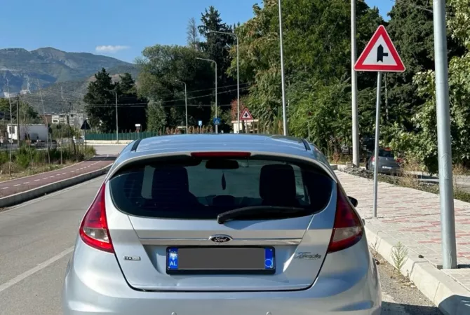 Auto in Vendita a Elbasan, Ford, 2010 Diesel,Kambio Manual Pagamento 3,599  Euro.