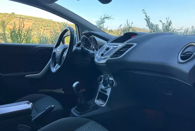 Auto in Vendita a Elbasan, Ford, 2010 gasoline-gas,Kambio Manual Pagamento 3,599  Euro.