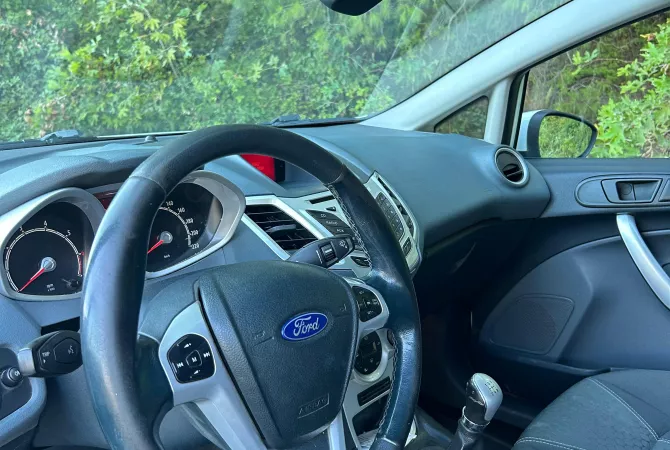 Auto in Vendita a Elbasan, Ford, 2010 gasoline-gas,Kambio Manual Pagamento 3,599  Euro.