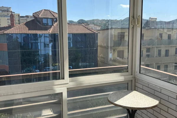 Shtepi me qera Apartament ne Tirane, 2+1, Mobilimi E mobiluar, Pagesa 55,000  Leke.