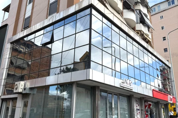 Ambient biznesi me qera 1+1 ne Tirane - 200,000 Leke