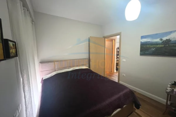 Shtepi me qera Apartament ne Tirane, 2+1, Mobilimi E mobiluar, Pagesa 726  Euro.