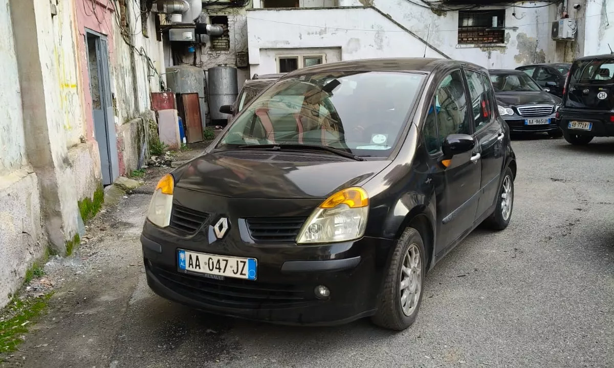 Makina ne shitje ne Tirane, Renault, 2005 Benzine,Kambio Manual Pagesa 2,500  Euro.