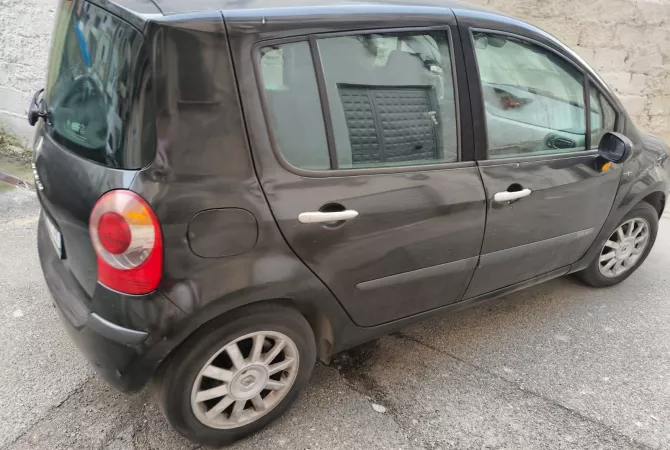 Makina ne shitje ne Tirane - 2,500 Euro