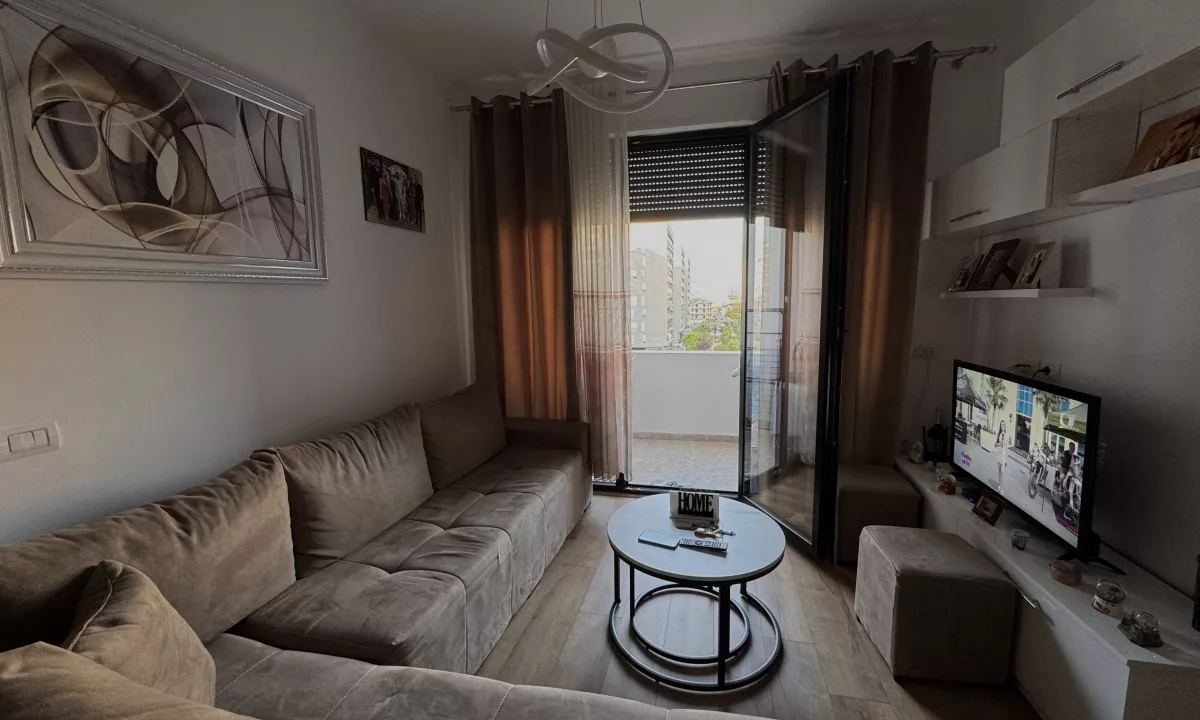 Shtepi ne shitje Apartament ne Tirane, 2+1, Mobilimi E mobiluar, Pagesa 160,000  Euro.