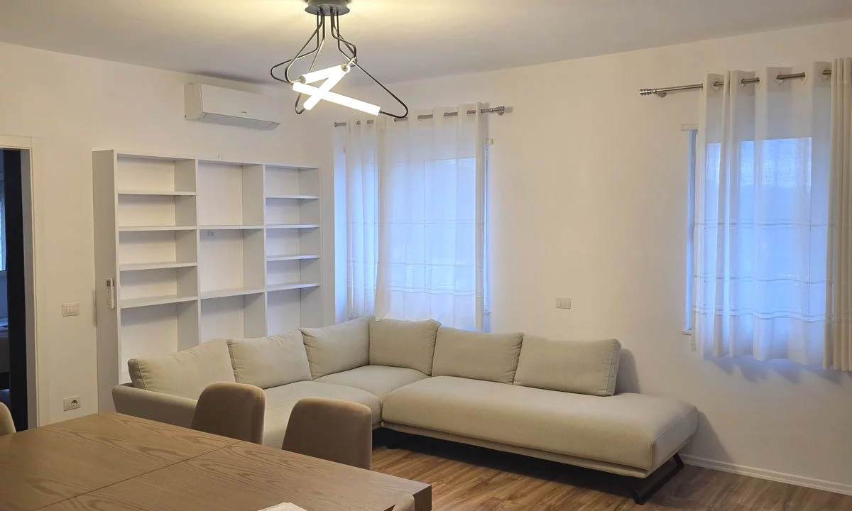 Shtepi ne shitje Apartament ne Tirane, 3+1, Mobilimi E mobiluar, Pagesa 141,000  Euro.