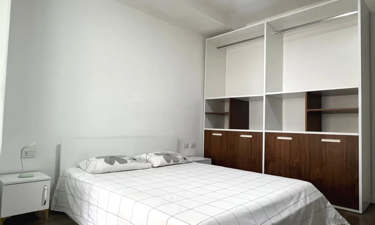 Shtepi me qera Apartament ne Tirane, 3+1, Mobilimi E mobiluar, Pagesa 90,000  Leke.
