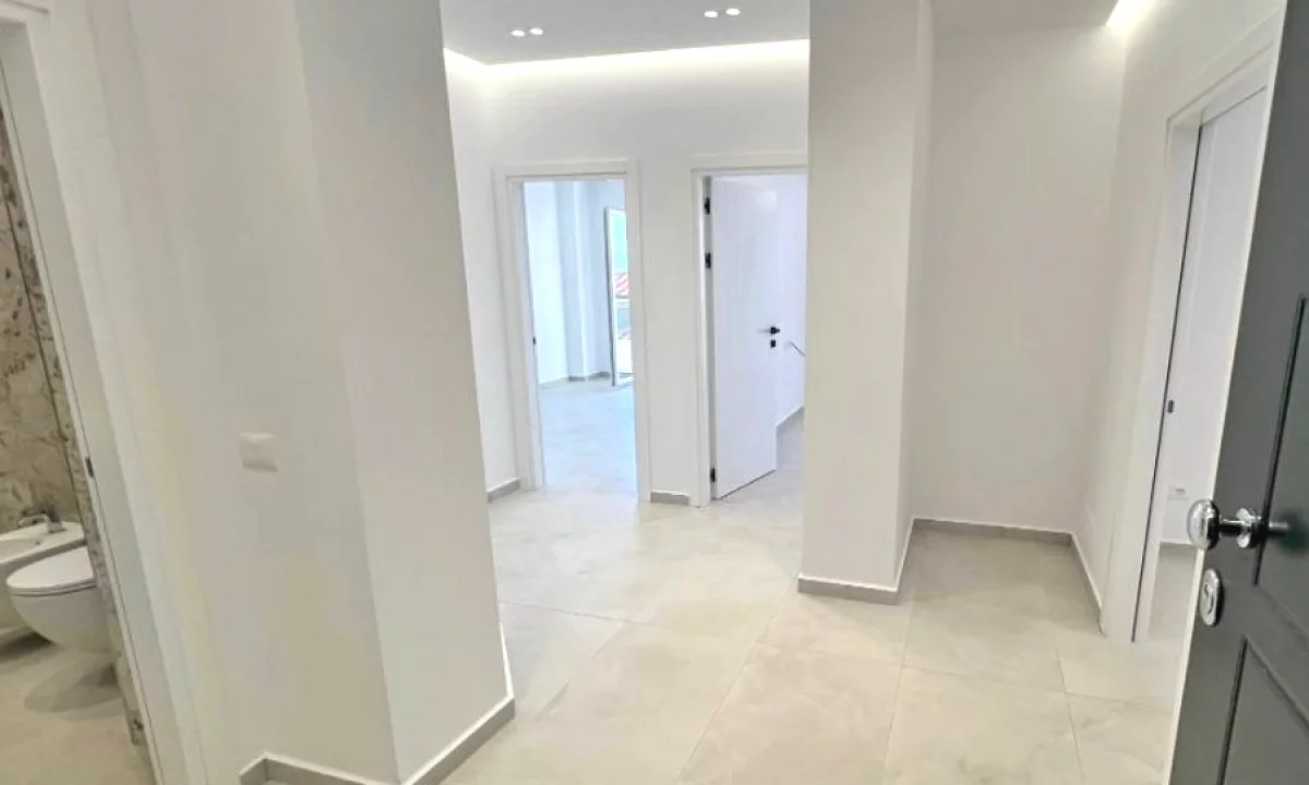 Shtepi ne shitje Apartament ne Tirane, 2+1, Mobilimi Bosh, pa mobiluar, Pagesa 17,000,000  Leke.
