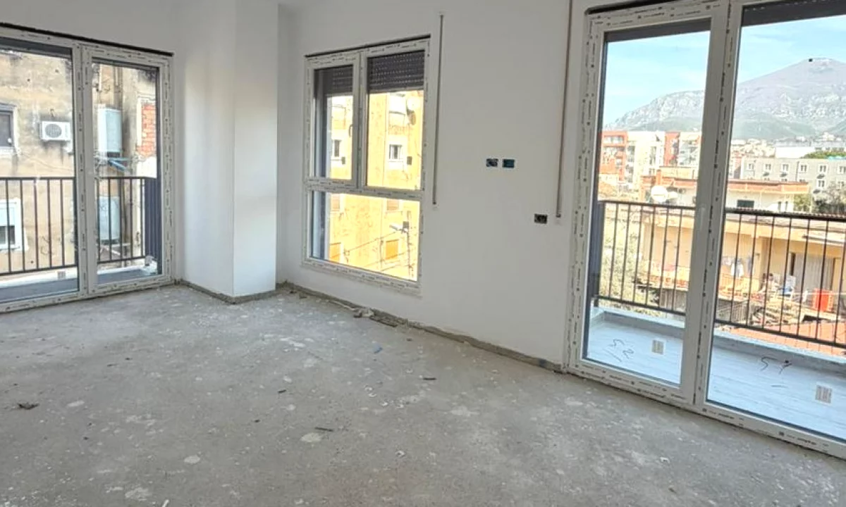 Shtepi ne shitje Apartament ne Tirane, 2+1, Mobilimi Bosh, pa mobiluar, Pagesa 170,900  Euro.
