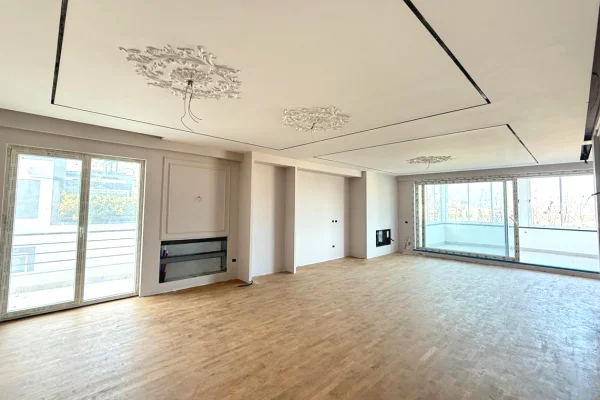 Shtepi ne shitje Penthose(kati i fundit panoramik) ne Tirane, 3+1, Mobilimi Bosh, pa mobiluar, Pagesa 700,000  Euro.