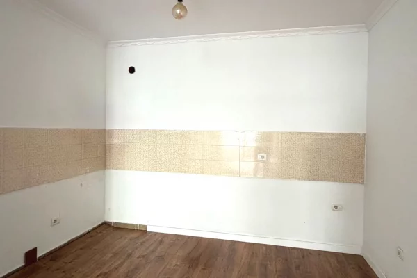 Shtepi ne shitje Apartament ne Tirane, 2+1, Mobilimi Bosh, pa mobiluar, Pagesa 145,000  Euro.