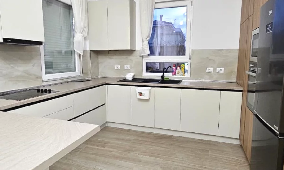 Shtepi me qera Vila Luksoze ne Tirane, 4+1, Mobilimi E mobiluar, Pagesa 2,500  Euro.