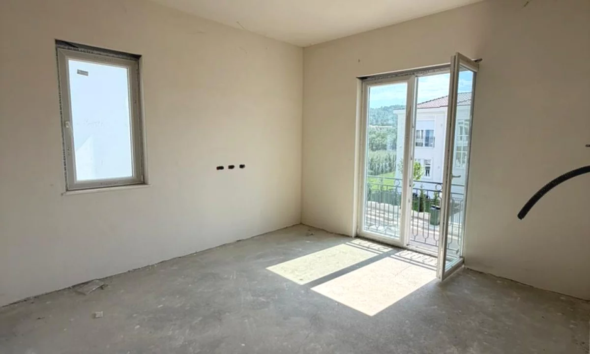 Shtepi ne shitje Vila Luksoze ne Tirane, 4+1, Mobilimi Bosh, pa mobiluar, Pagesa 1,350,000  Euro.