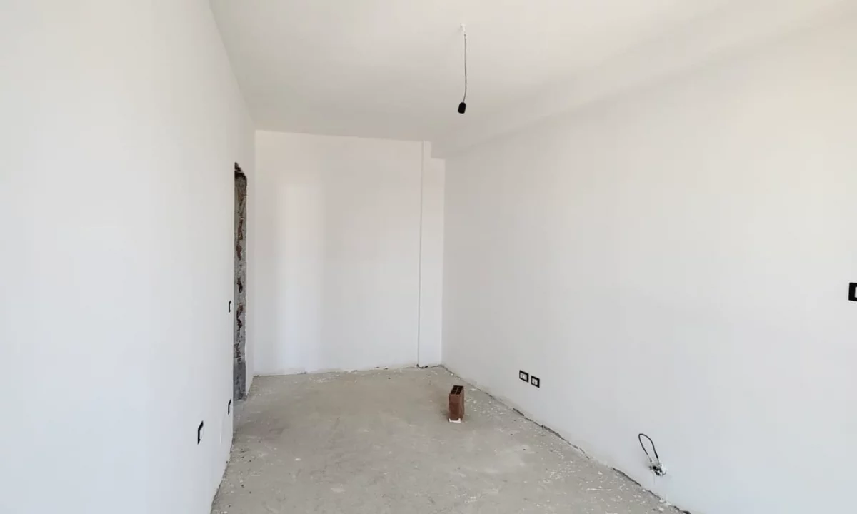 Shtepi ne shitje Apartament ne Tirane, 1+1, Mobilimi Bosh, pa mobiluar, Pagesa 130,000  Euro.
