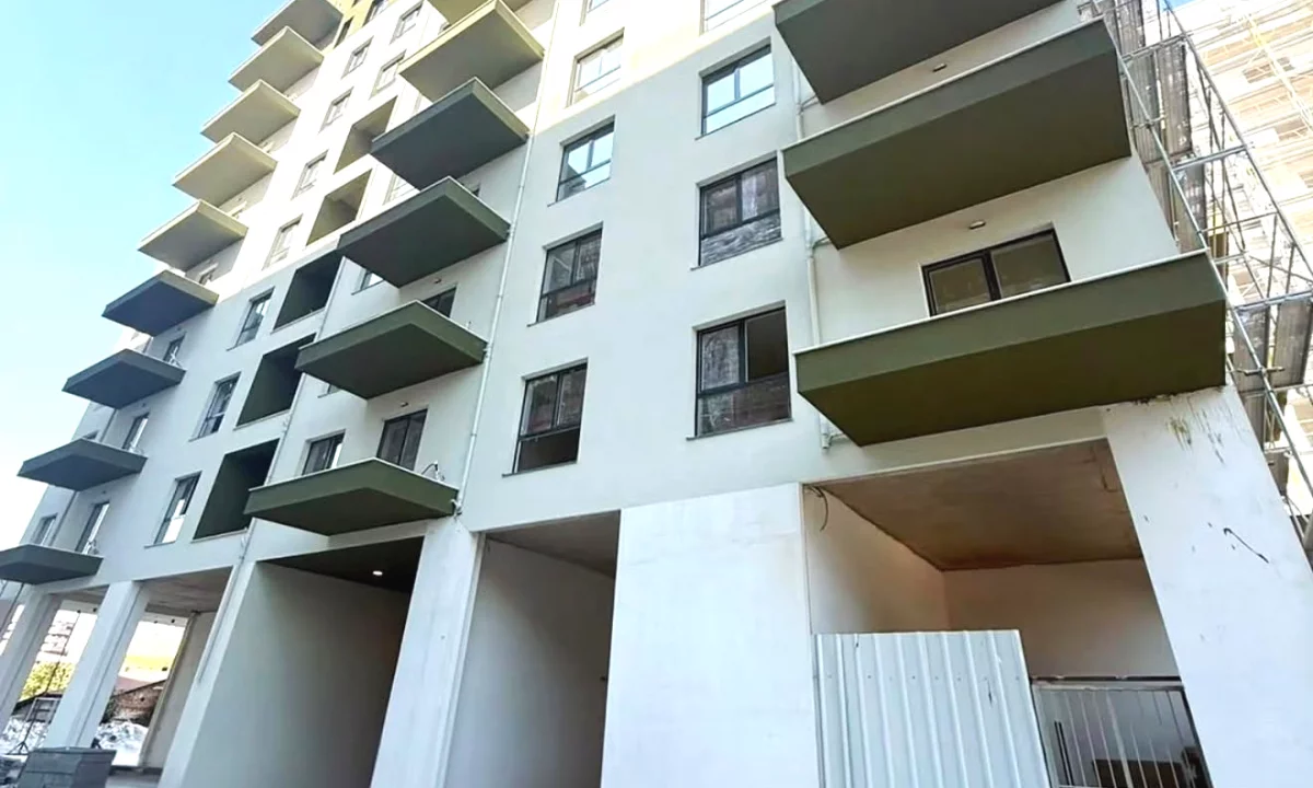 Shtepi ne shitje Apartament ne Tirane, 1+1, Mobilimi Bosh, pa mobiluar, Pagesa 140,000  Euro.