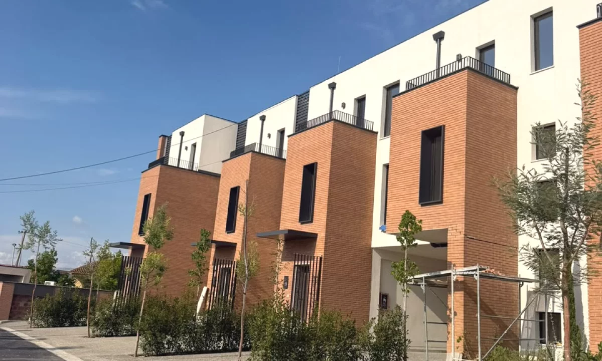 Shtepi ne shitje Duplex(shtepi me 2 kate) ne Tirane, 3+1, Mobilimi Bosh, pa mobiluar, Pagesa 600,000  Euro.
