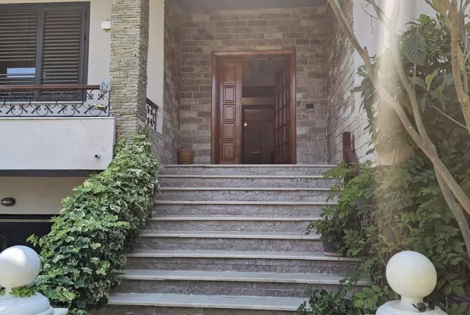 Shtepi ne shitje Vila Luksoze ne Tirane, 5+1, Mobilimi E mobiluar, Pagesa 480,000  Euro.