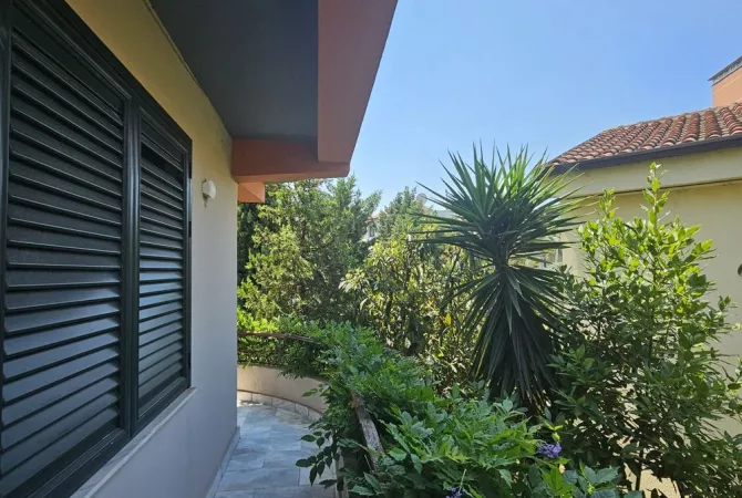 Shtepi ne shitje Vila Luksoze ne Tirane, 5+1, Mobilimi E mobiluar, Pagesa 480,000  Euro.