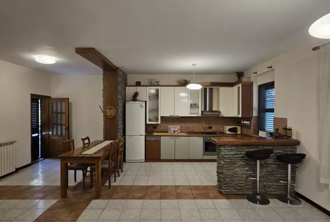 Shtepi ne shitje Vila Luksoze ne Tirane, 5+1, Mobilimi E mobiluar, Pagesa 480,000  Euro.