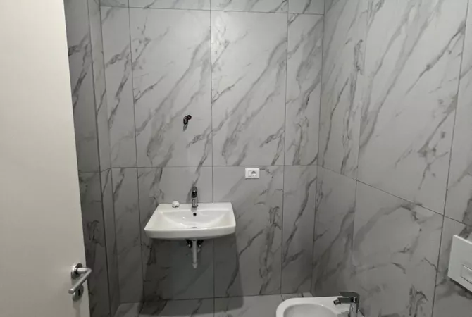 Shtepi ne shitje Apartament ne Tirane, 2+1, Mobilimi Bosh, pa mobiluar, Pagesa 125,000  Euro.