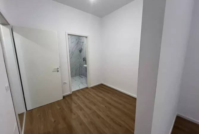 Shtepi ne shitje Apartament ne Tirane, 2+1, Mobilimi Bosh, pa mobiluar, Pagesa 125,000  Euro.