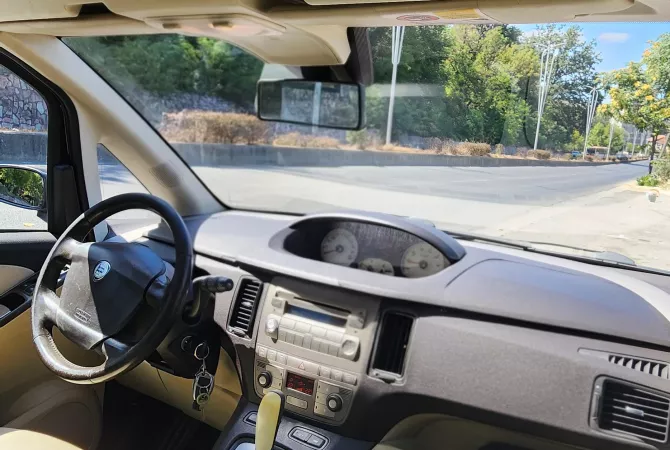 Auto in Vendita a Tirana, Lancia, 2004 Benzine,Kambio Automatik Pagamento 2,500  Euro.