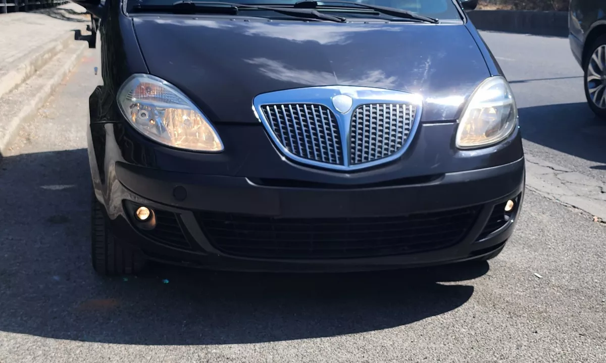 Auto in Vendita a Tirana, Lancia, 2004 Benzine,Kambio Automatik Pagamento 2,500  Euro.