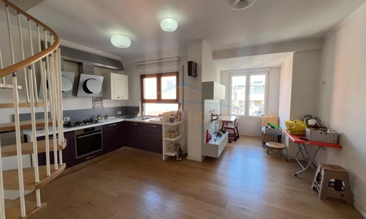 Shtepi ne shitje Duplex(shtepi me 2 kate) ne Tirane, 3+1, Mobilimi E mobiluar, Pagesa 230,000  Euro.
