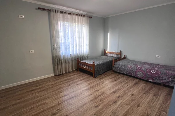 Shtepi ne shitje Apartament ne Tirane, 2+1, Mobilimi Bosh, pa mobiluar, Pagesa 130,000  Euro.