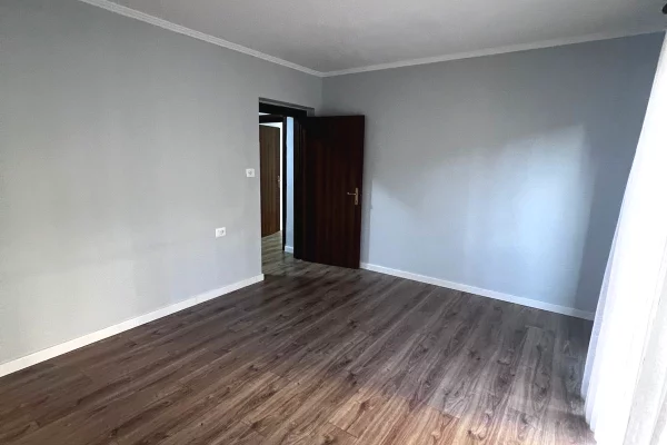 Shtepi ne shitje Apartament ne Tirane, 2+1, Mobilimi Bosh, pa mobiluar, Pagesa 130,000  Euro.