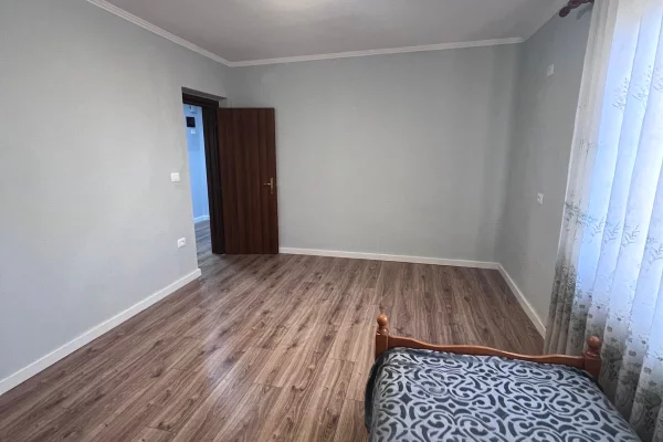 Shtepi ne shitje Apartament ne Tirane, 2+1, Mobilimi Bosh, pa mobiluar, Pagesa 130,000  Euro.