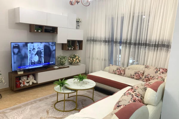 Shitet apartament 1+1+bllk