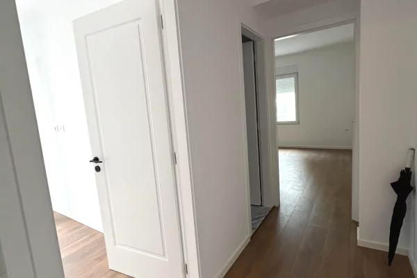 Shtepi ne shitje Apartament ne Tirane, 1+1, Mobilimi Bosh, pa mobiluar, Pagesa 95,000  Euro.
