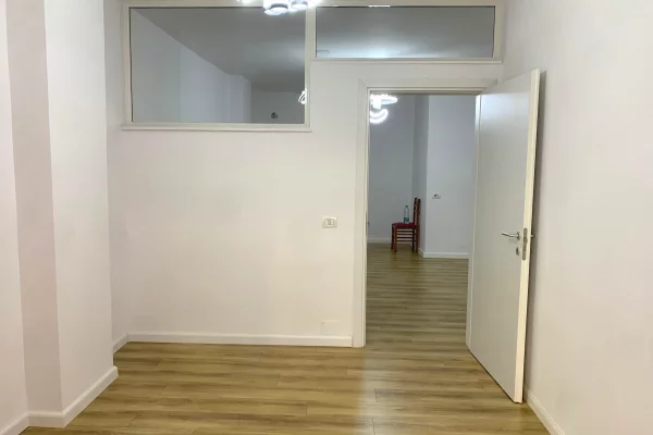 Shtepi ne shitje Apartament ne Tirane, 2+1, Mobilimi E mobiluar, Pagesa 120,000  Euro.